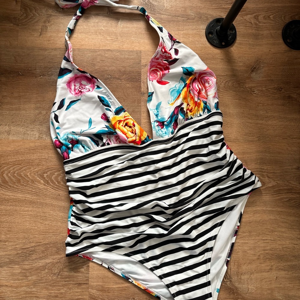 New With Tags 1x Cupshe Floral and Stripe One Piece Swimsuit
1x bathing suit